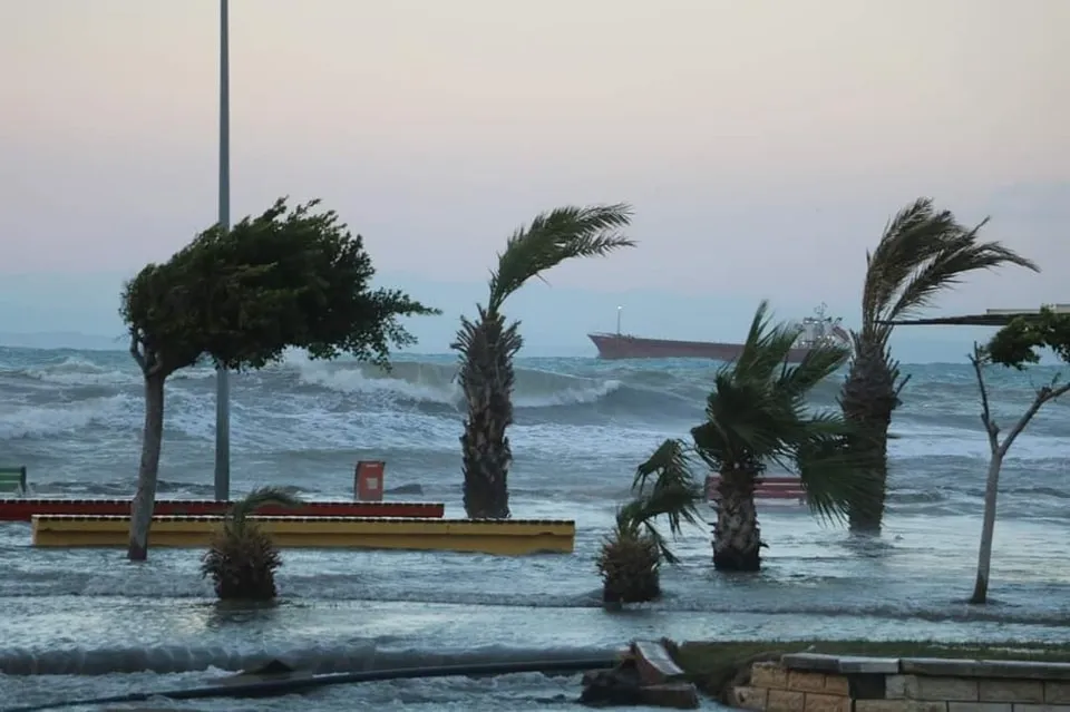 İSKENDERUN KÖRFEZİ’NDE DENİZLE KARA BİRLEŞTİ 