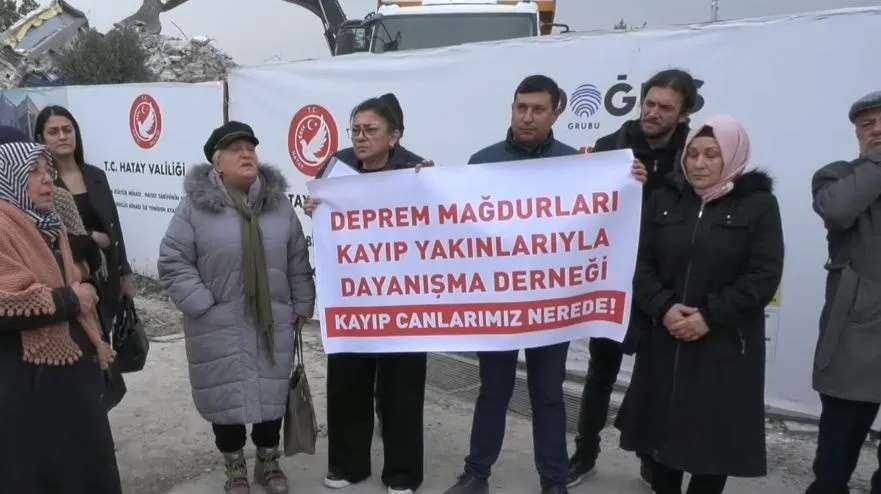 HATAY’DA DEPREMDE KAYBOLAN YAKINLARINI ARAYANLAR DERNEKTE BULUŞTU