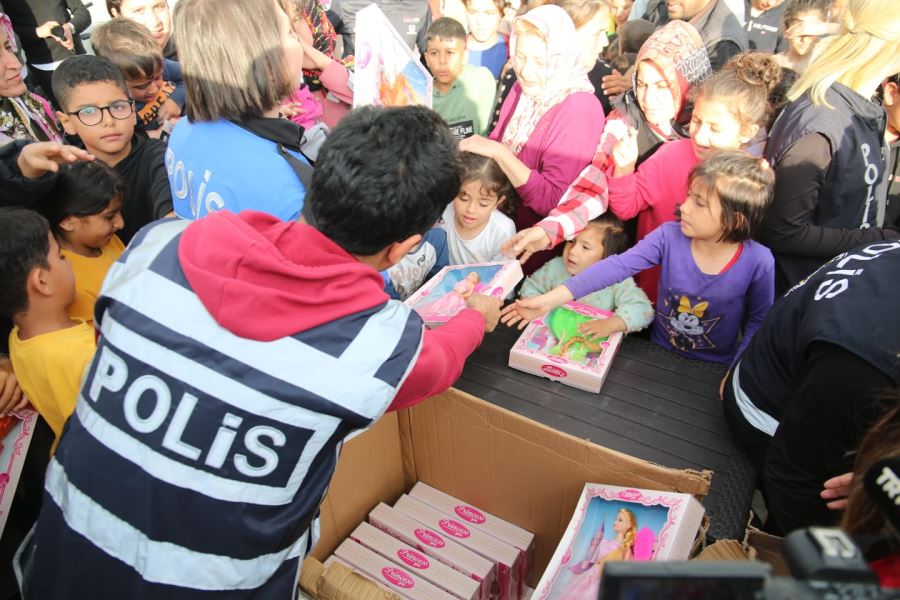 Çadır Ve Konteyner Kentlerdeki Çocuklar Sevindirildi