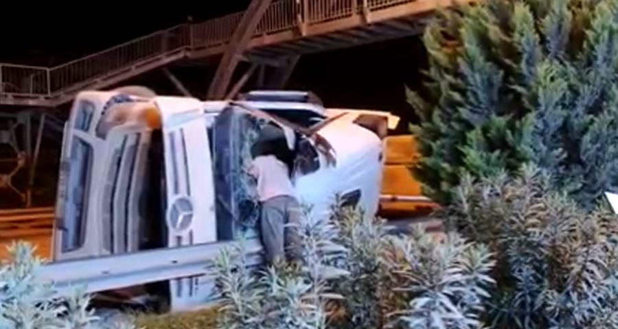 DAMPERİ AÇIK KALAN HAFRİYAT KAMYONU EDS DİĞERİNE ÇARPTI 