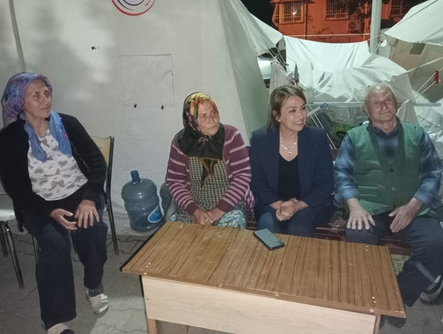 NERMİN YILDIRIM KARA ÇADIR KENTTE DEPREMZEDELERLE İFTARDA BİRARAYA GELDİ