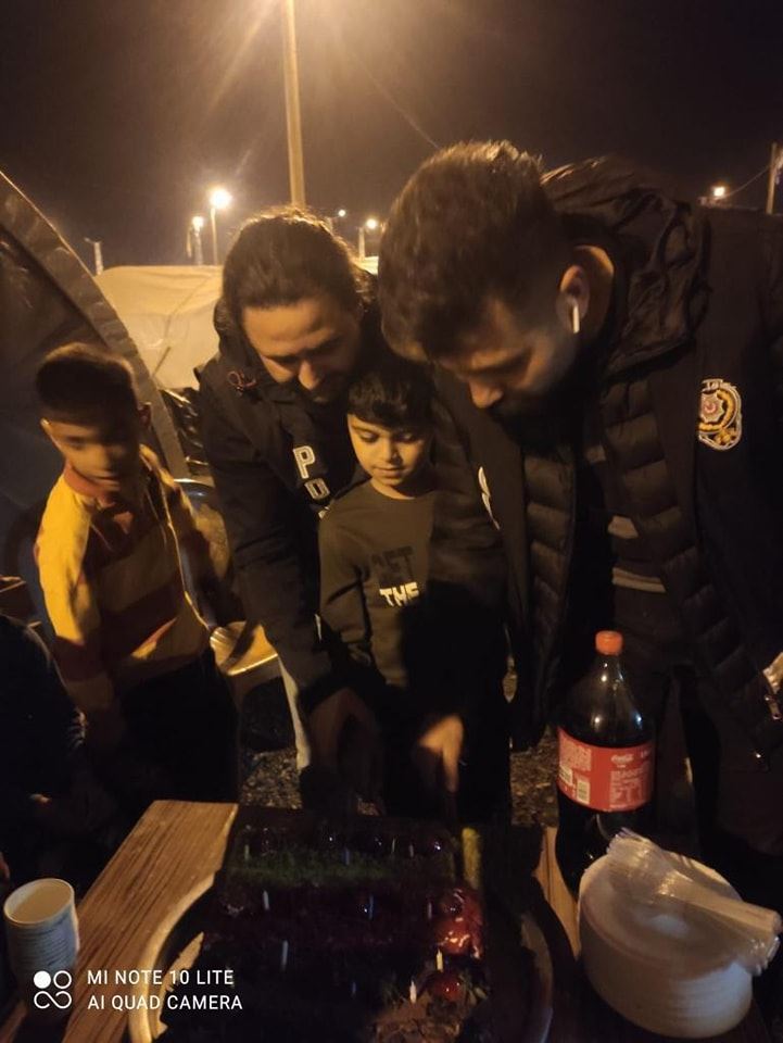 POLİSLERDEN 12 YAŞINDAKİ ORHAN’A ÇADIR KENTTE DOĞUM GÜNÜ SÜRPRİZİ