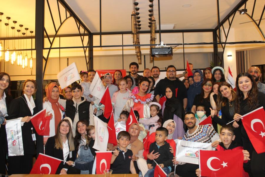 KANSER HASTALARI BİRLİKTE İFTAR YAPTI, SAĞLIK DİLEDİ