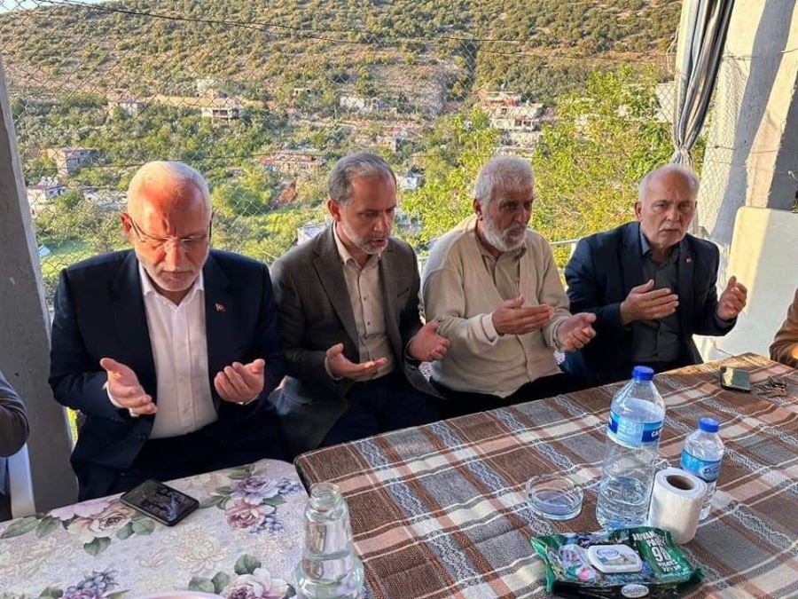 DEPREMDE YAKINLARINI KAYBEDEN AİLELERİN ACILARINI PAYLAŞIYORLAR