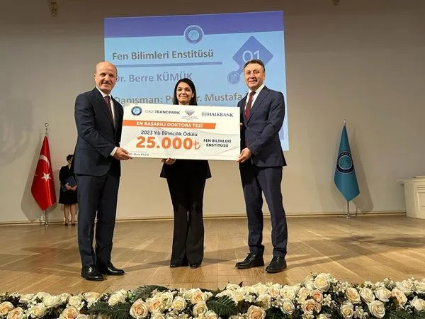 İSTE’Lİ AKADEMİSYEN YILIN TEZİ ÖDÜLÜNÜ YÖK BAŞKANI’NDAN ALDI