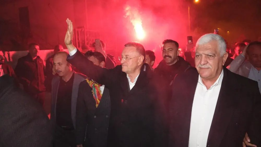 LÜTFÜ SAVAŞ, KIRIKHAN’DA COŞKUYLA KARŞILANDI…
