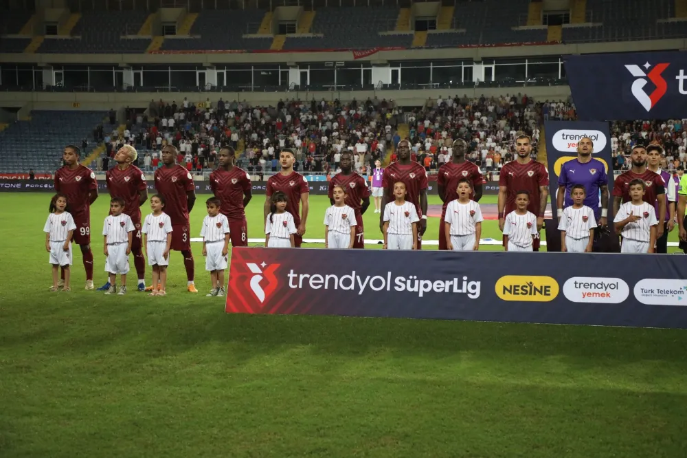 MİNİK SPORSEVERLER, FUTBOLCULARLA SEREMONİYE KATILDI