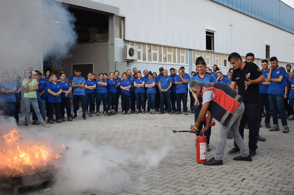 İTFAİYE HAFTASINDA FABRİKA İŞÇİLERİNE YANGIN SÖNDÜRME EĞİTİMİ VERİLDİ