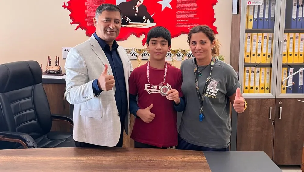 PAYAS FATİH ORTAOKULU ÖĞRENCİSİ KADİR KOÇ, ABA GÜREŞİ TURNUVASINDA ÜÇÜNCÜ OLDU, BİN TL.LİK ÖDÜLÜNÜ GAZZE’YE  BAĞIŞLADI