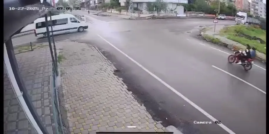 DÖRTYOL’DA SERVİS MİNİBÜSÜ İLE MOTOSİKLET ÇARPIŞTI
