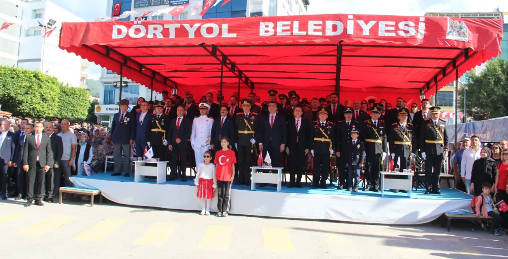 DÖRTYOL’DA CUMHURİYET BAYRAMI DÜZENLENEN TÖRENLERLE SOŞKUYLA KUTLANDI