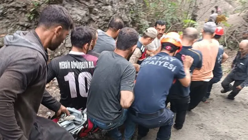 DÖRTYOL’DA ORMAN YOLU ÇALIŞMASI SIRASINDA KAZA: KEPÇE OPERATÖRÜ HAYATINI KAYBETTİ.