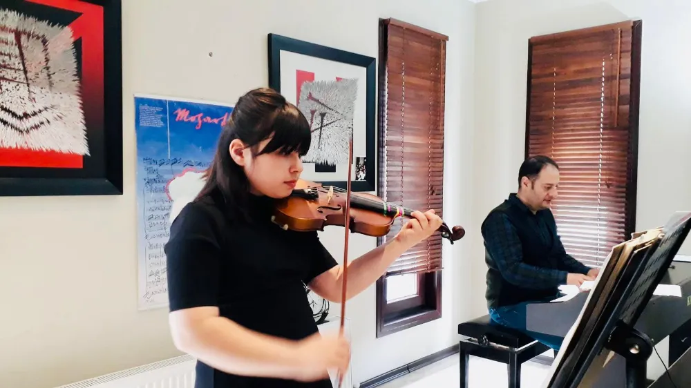 Online Eğitimle Kraliyet Müzik Okulunu Tamamladı