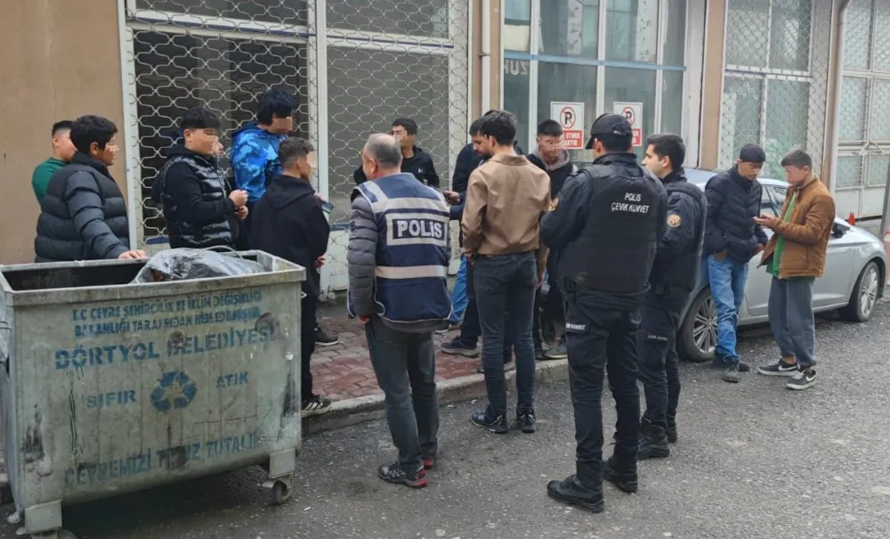 DÖRTYOL İLÇE EMNİYET MÜDÜRLÜĞÜ OKUL ÇEVRELERİ VE PARKLARDA DENETİM GERÇEKLEŞTİRDİ