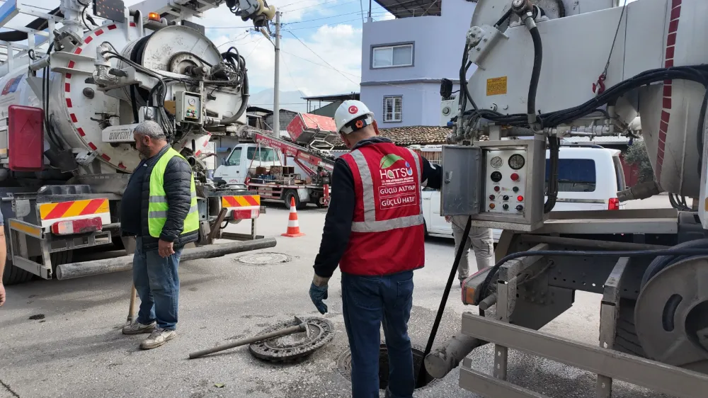 KM’LİK HATTAN 36 KAMYON DOLUSU KATI ATIK ÇIKARTILDI