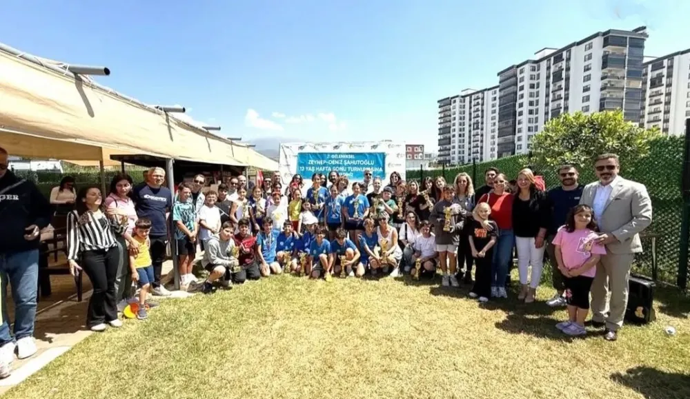 TENİS TURNUVASINDA DERECEYE GİREN SPORCULARA ÖDÜLLERİ DAĞITILDI
