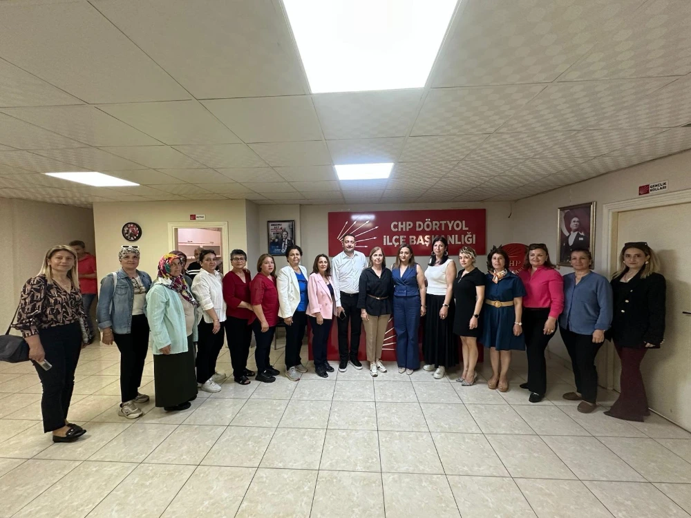 CHP DÖRTYOLKADIN KOLLARINDA BAYRAK DEĞİŞİMİ SEVİL ATEŞOĞLU DÖRTYOL KADIN KOLLARI BAŞKANLIĞINA GETİRİLDİ
