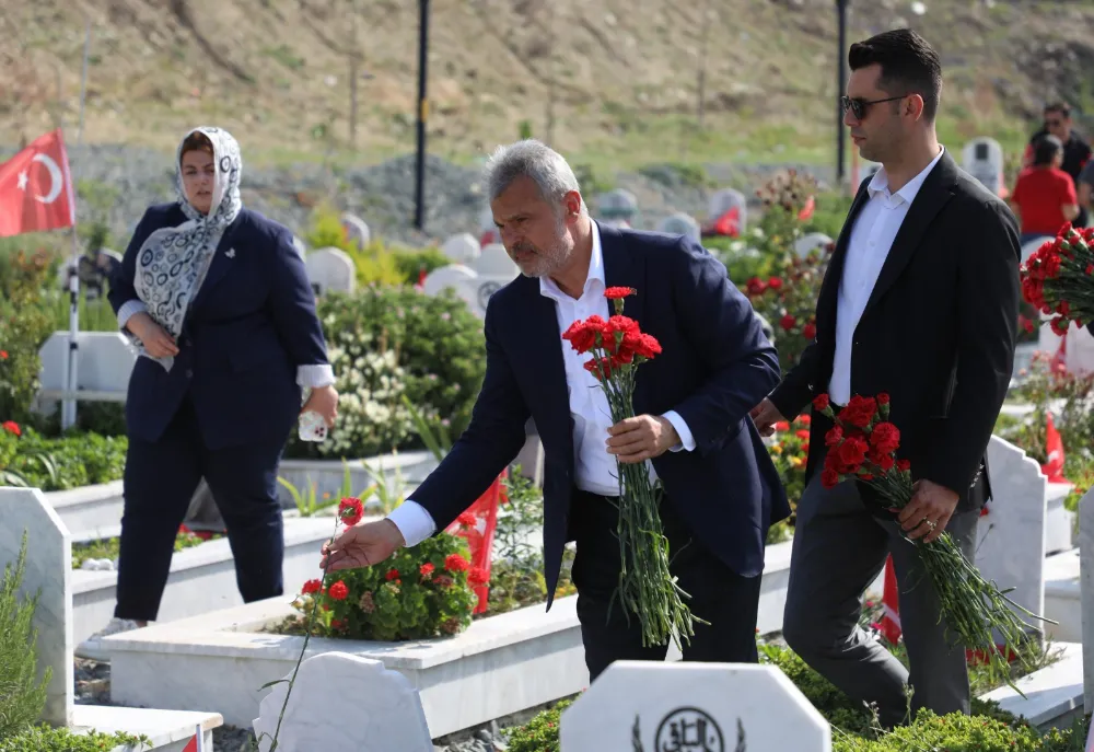 BAŞKAN ÖNTÜRK’TEN ŞEHİTLİKLERE ZİYARET  