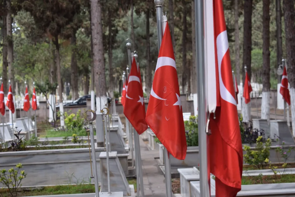 HBB, ŞEHİTLİKLERDE ANLAMLI ÇALIŞMA GERÇEKLEŞTİRDİ