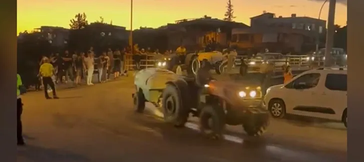 VATANDAŞLAR YANGIN BÖLGESİNE GECE BOYUNCA TRAKTÖRLERLE SU TAŞIDI