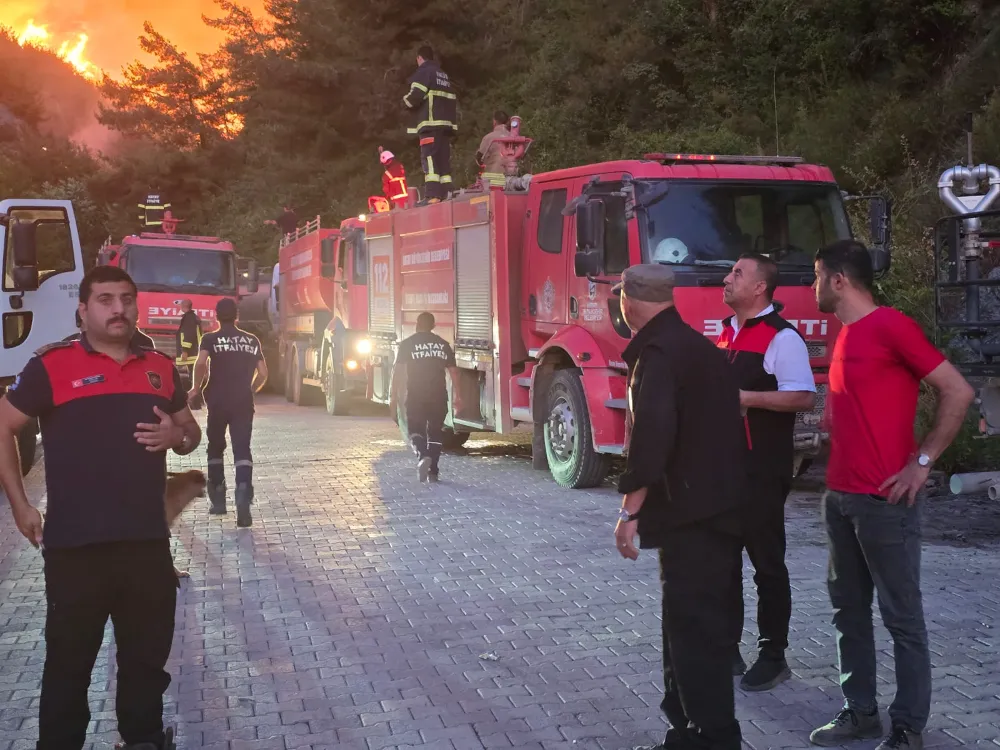 HATAY BÜYÜKŞEHİR İTFAİYESİ YANGIN BÖLGESİNDE 