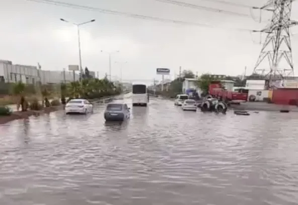 DÖRTYOL VE PAYAS’TA YAĞMUR YOLLARI GÖLE ÇEVİRDİ
