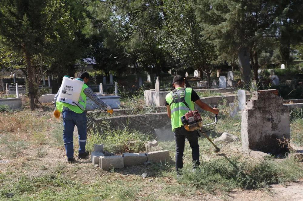 MEZARLIKLARDA TEMİZLİK VE ONARIM ÇALIŞMALARI SÜRÜYOR 